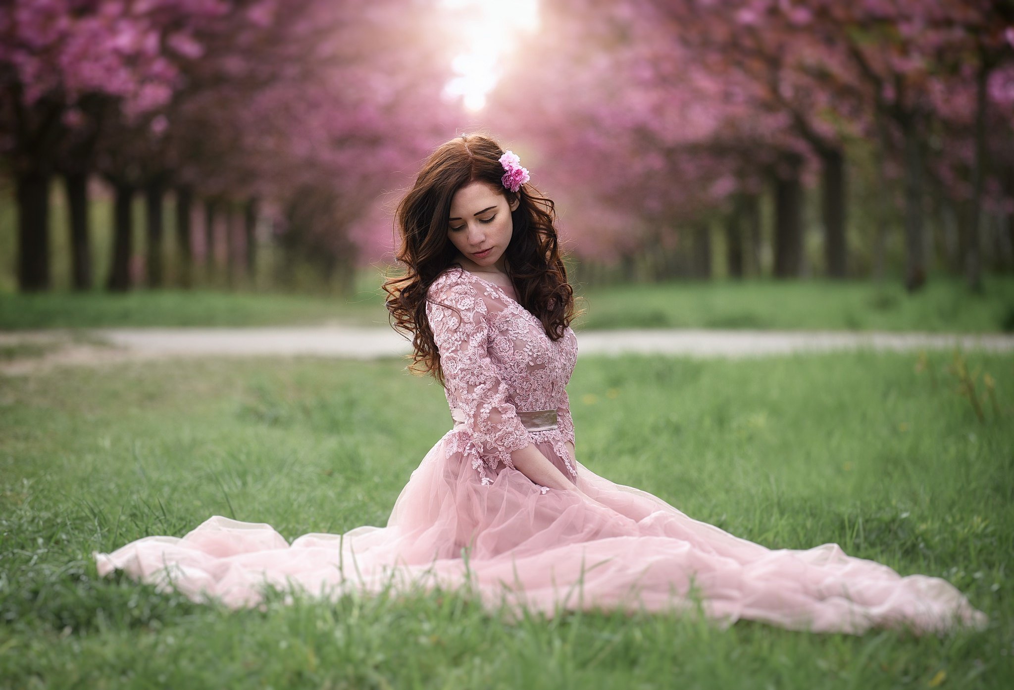 Девушка в розовом платье фото