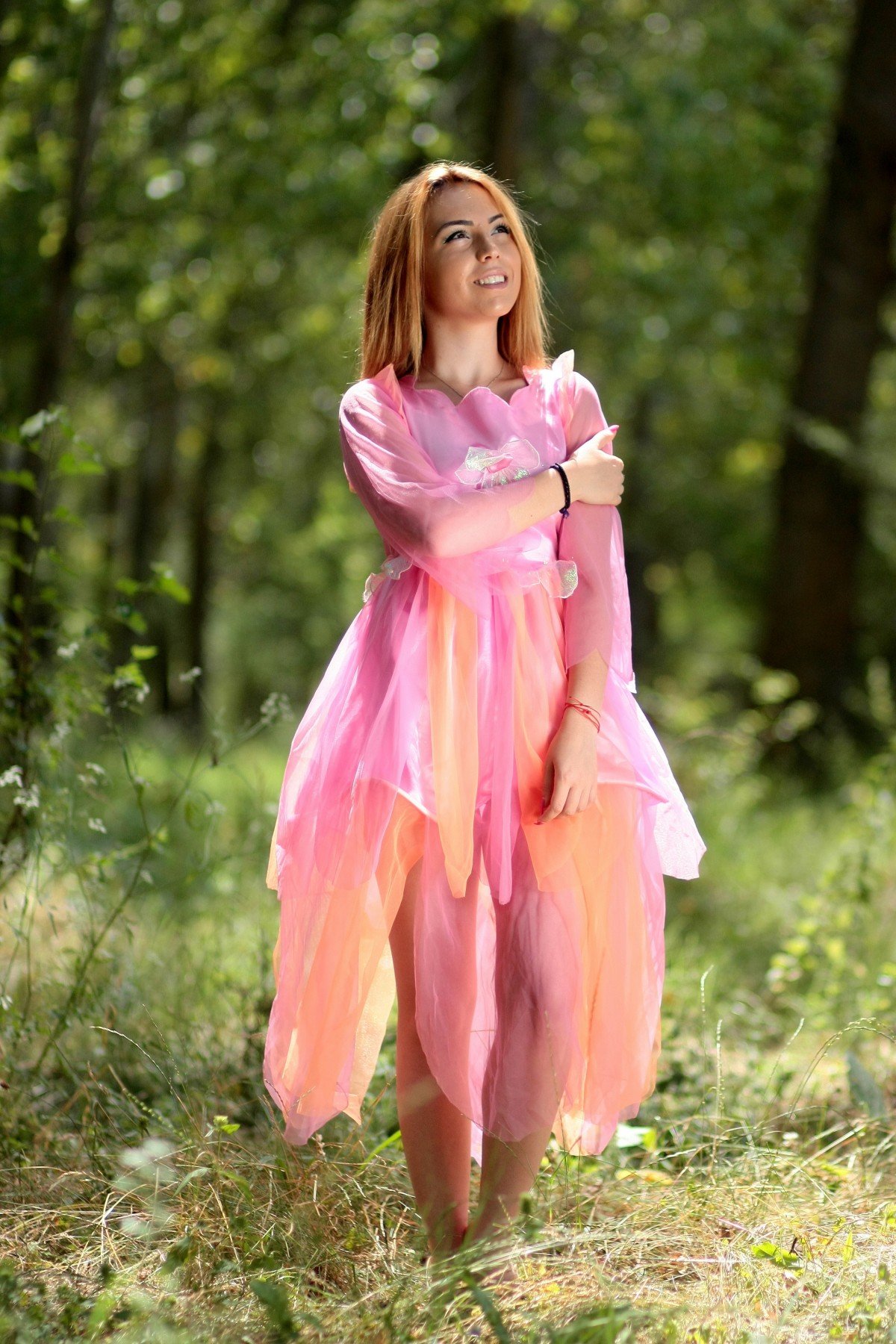 Девушка в розовом платье фото
