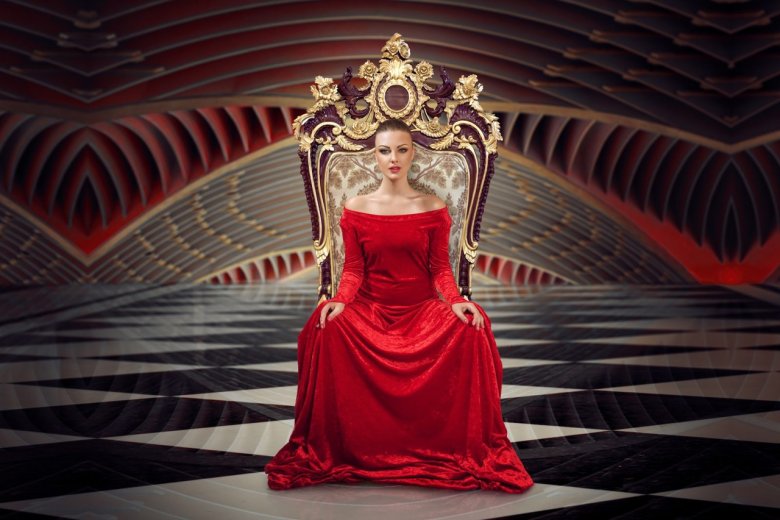 Рыжеволосая принцесса позирует на пурпурном троне и дрочит писю