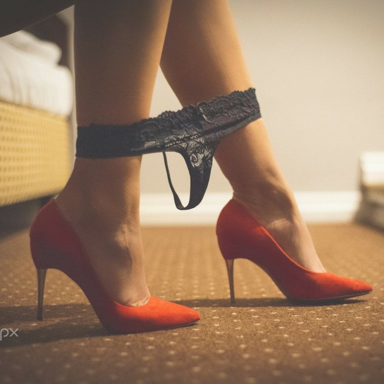 Шикарная деваха в одних туфлях позирует на стеклянном полу