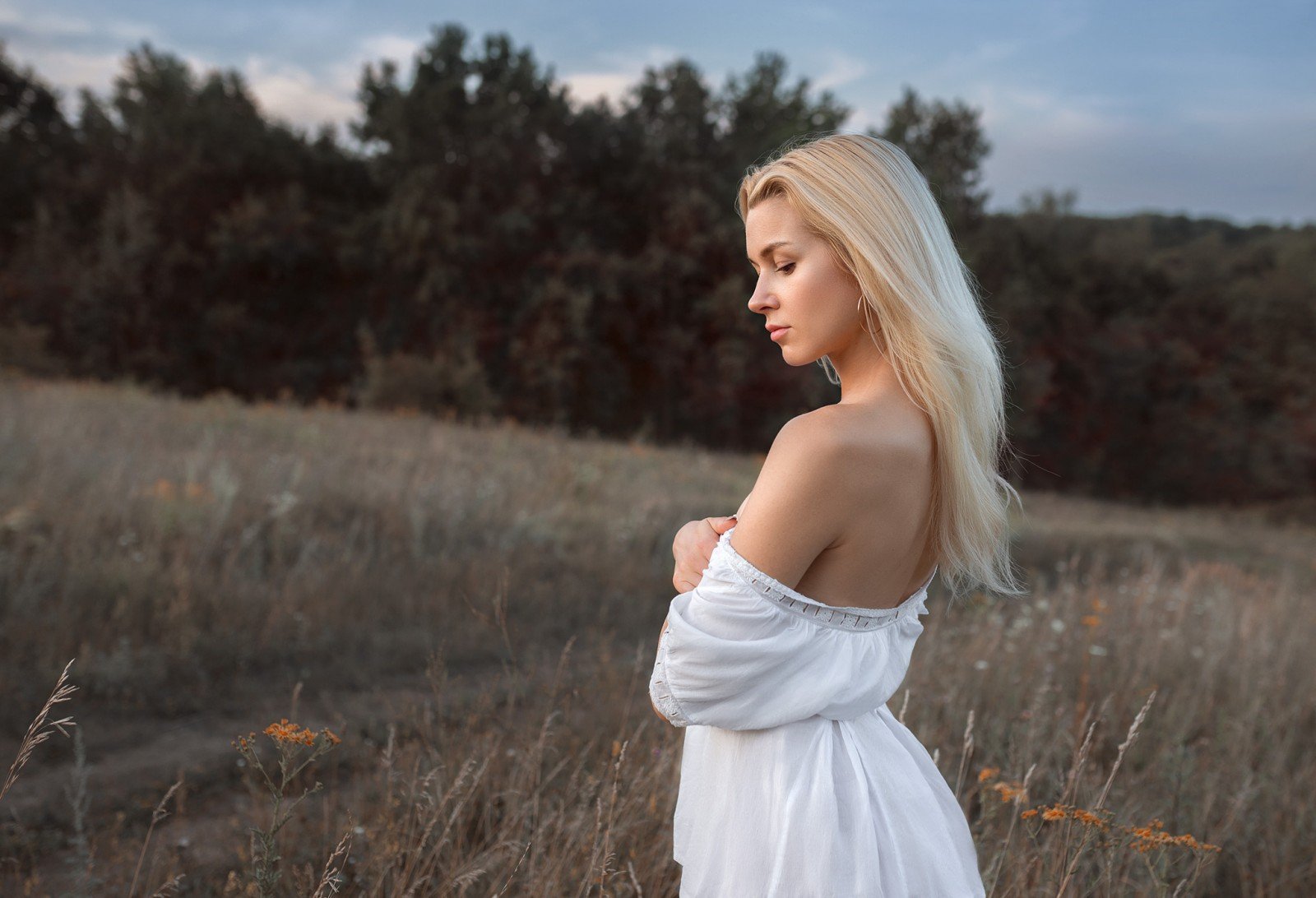 Блонда показала голую киску под белым платьем на природе