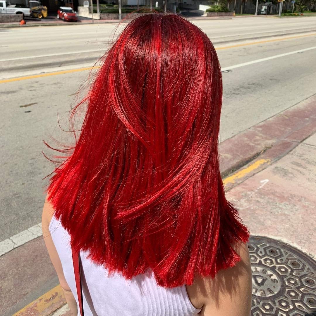 Щелка с красными волосами на дороге