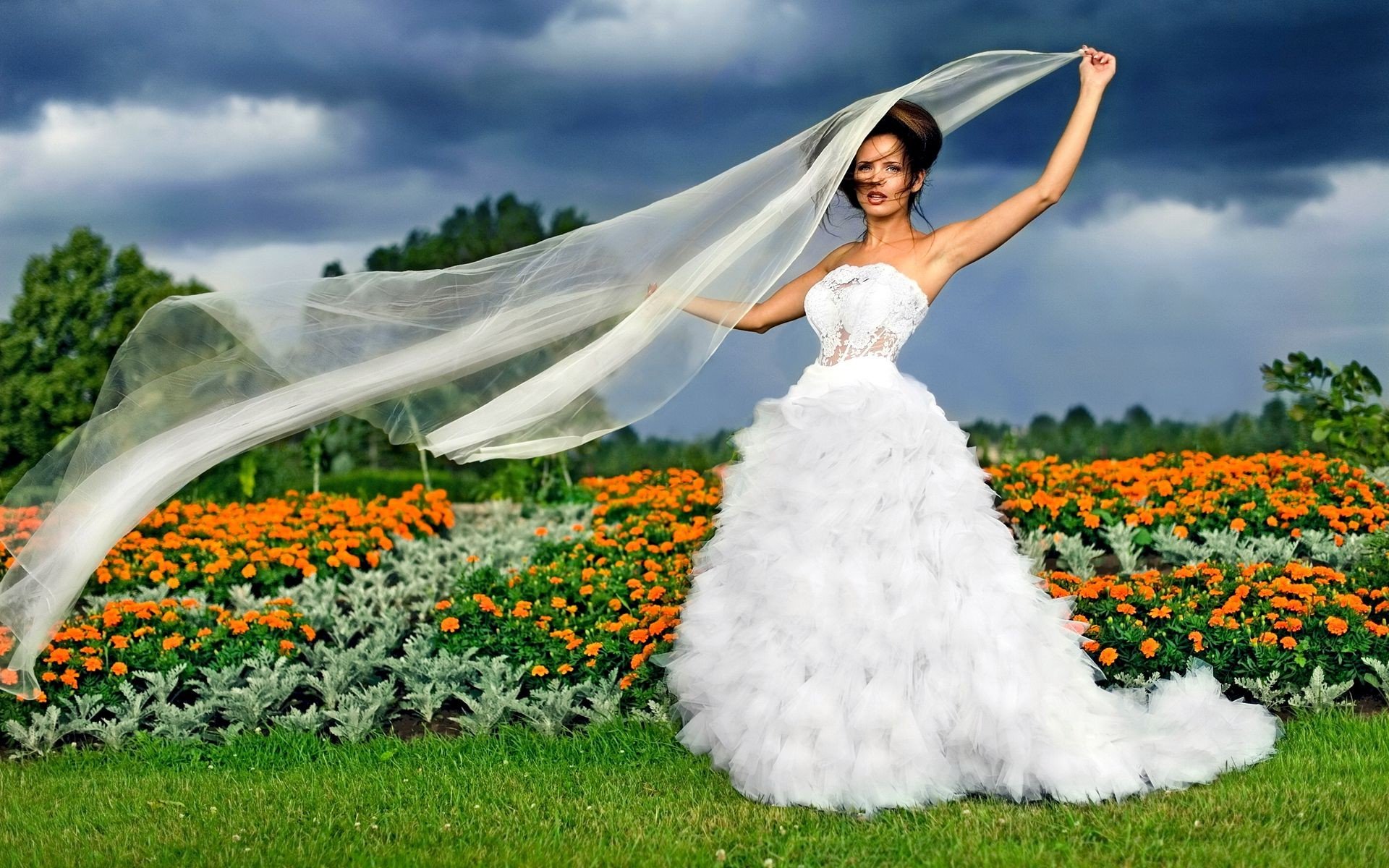 Белоснежный наряд потрясающей невесты
