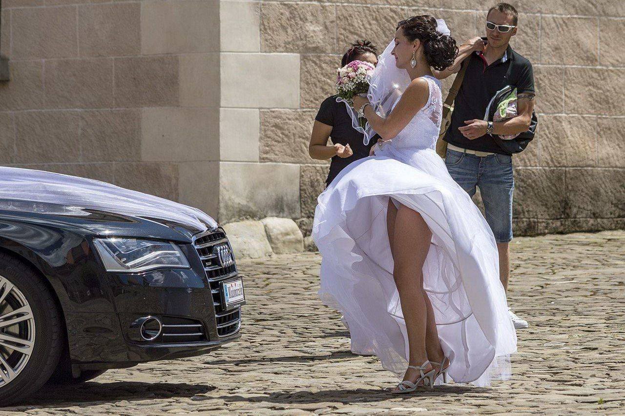 После свадьбы кучерявая невеста снимает нижнее белье