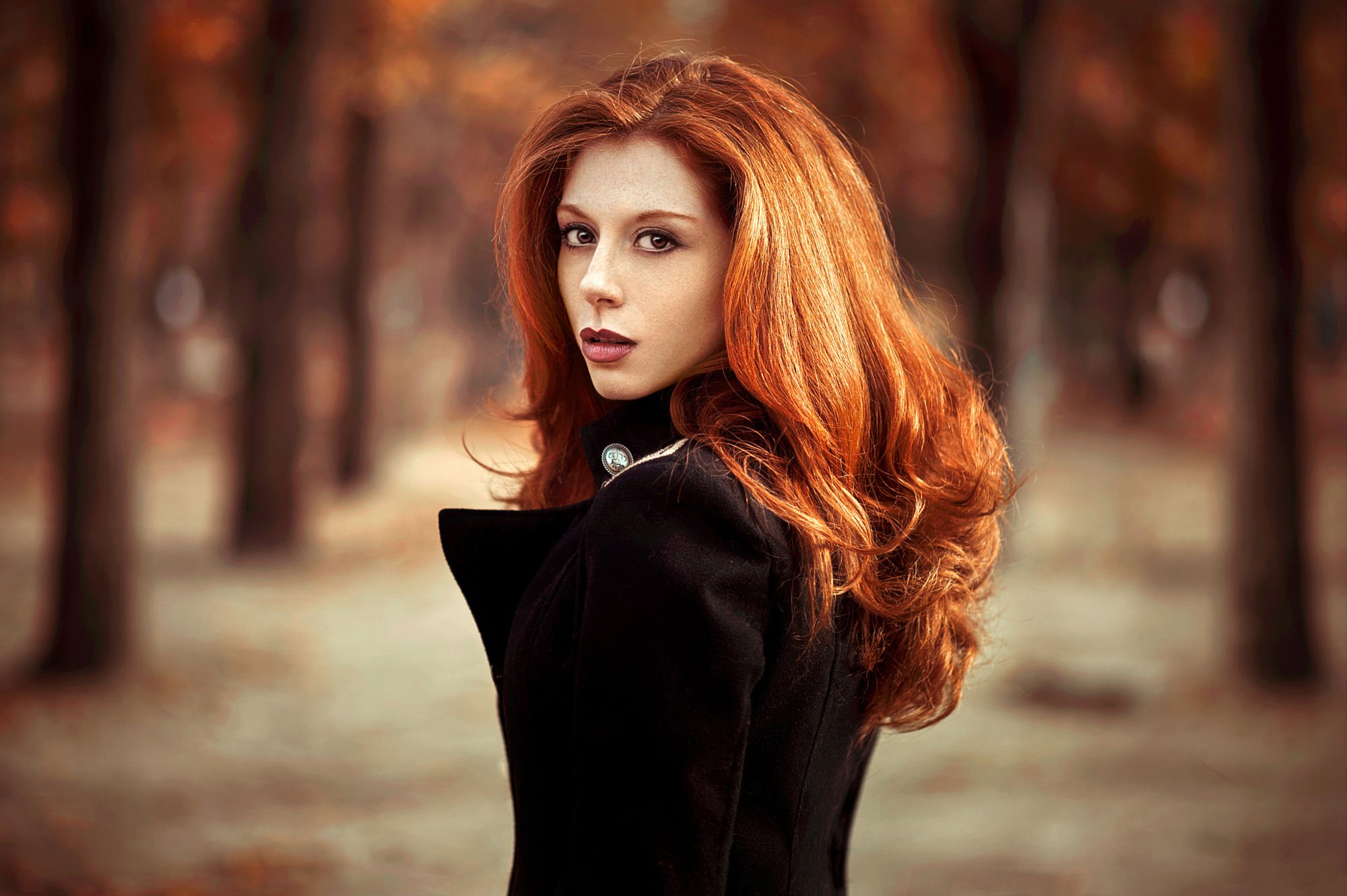 Шикарная женщина с густыми рыжими волосами распущенным по плечам