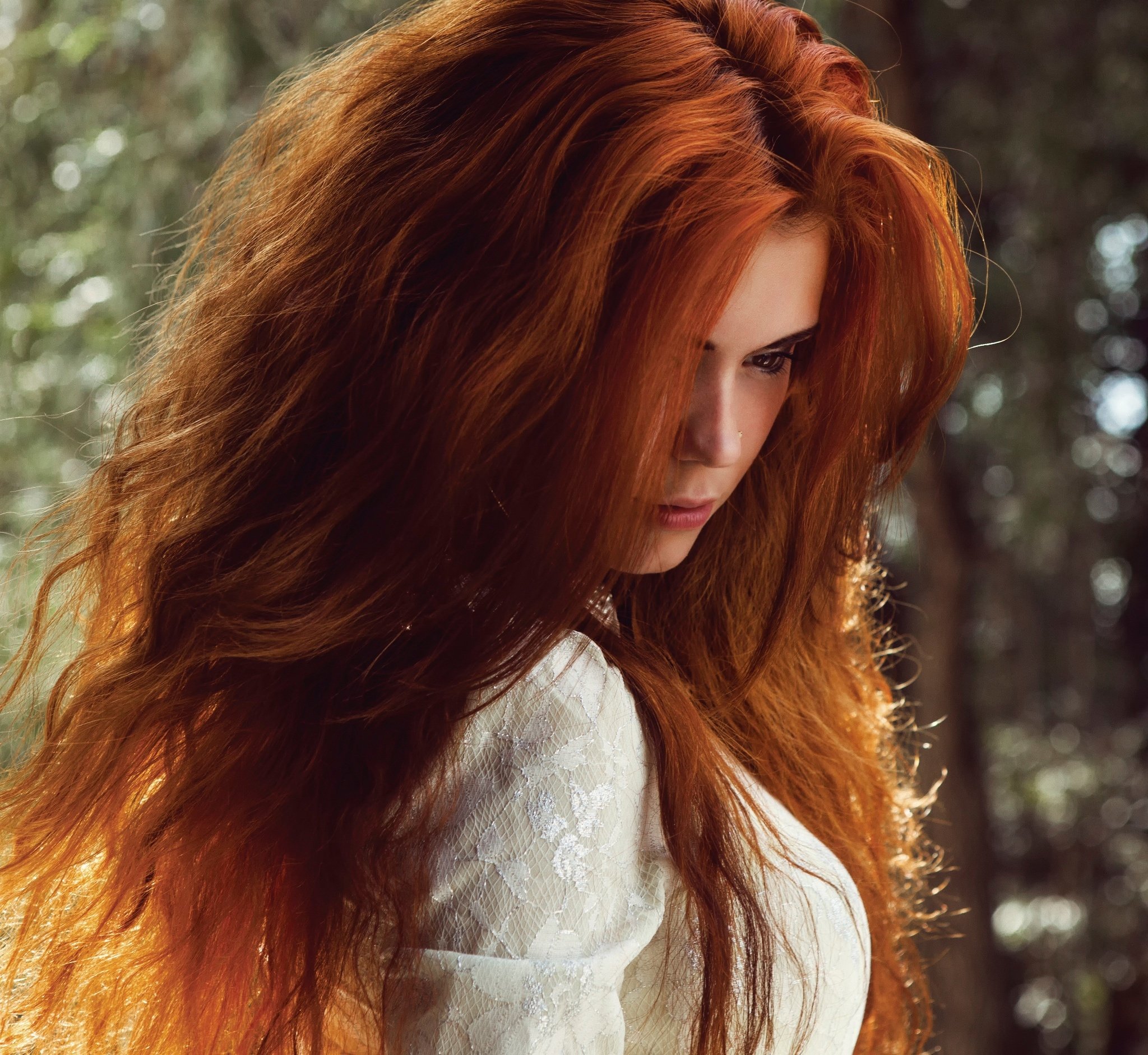 Шикарная женщина с густыми рыжими волосами распущенным по плечам