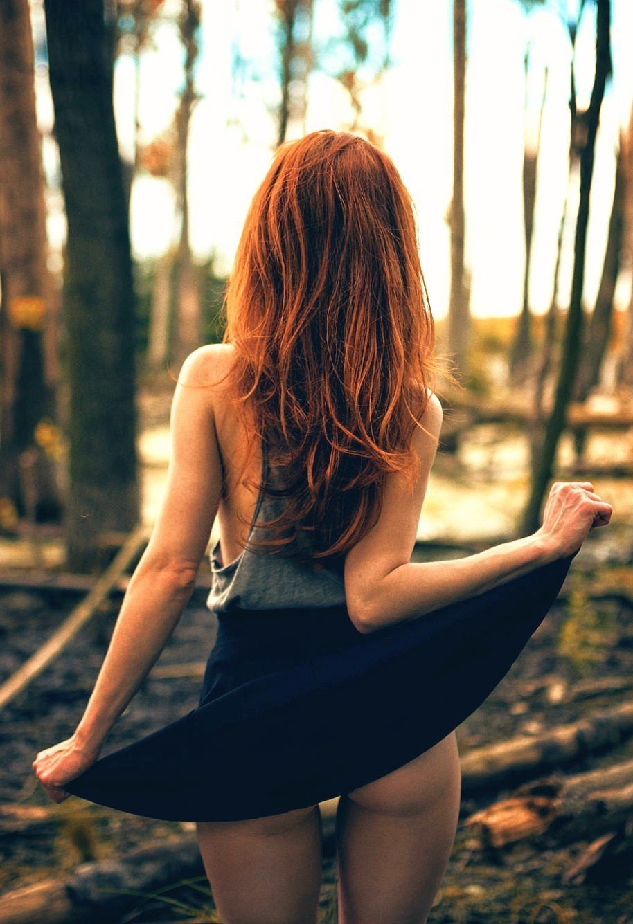 Фото шикарной попки под юбочкой девушки с красными волосами