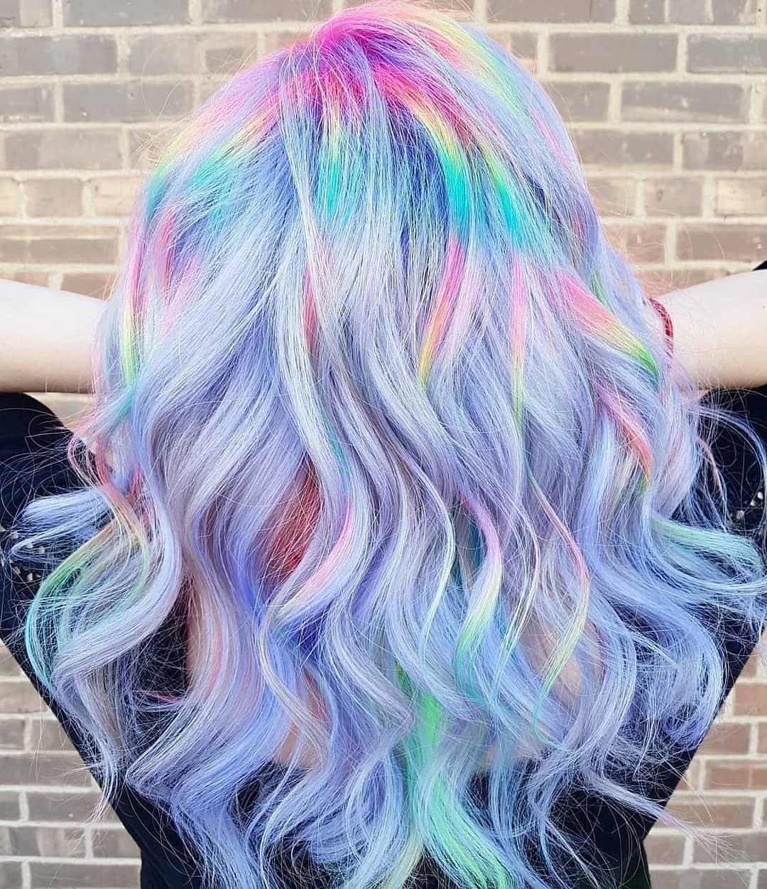 Красивая девушка с разноцветными волосами