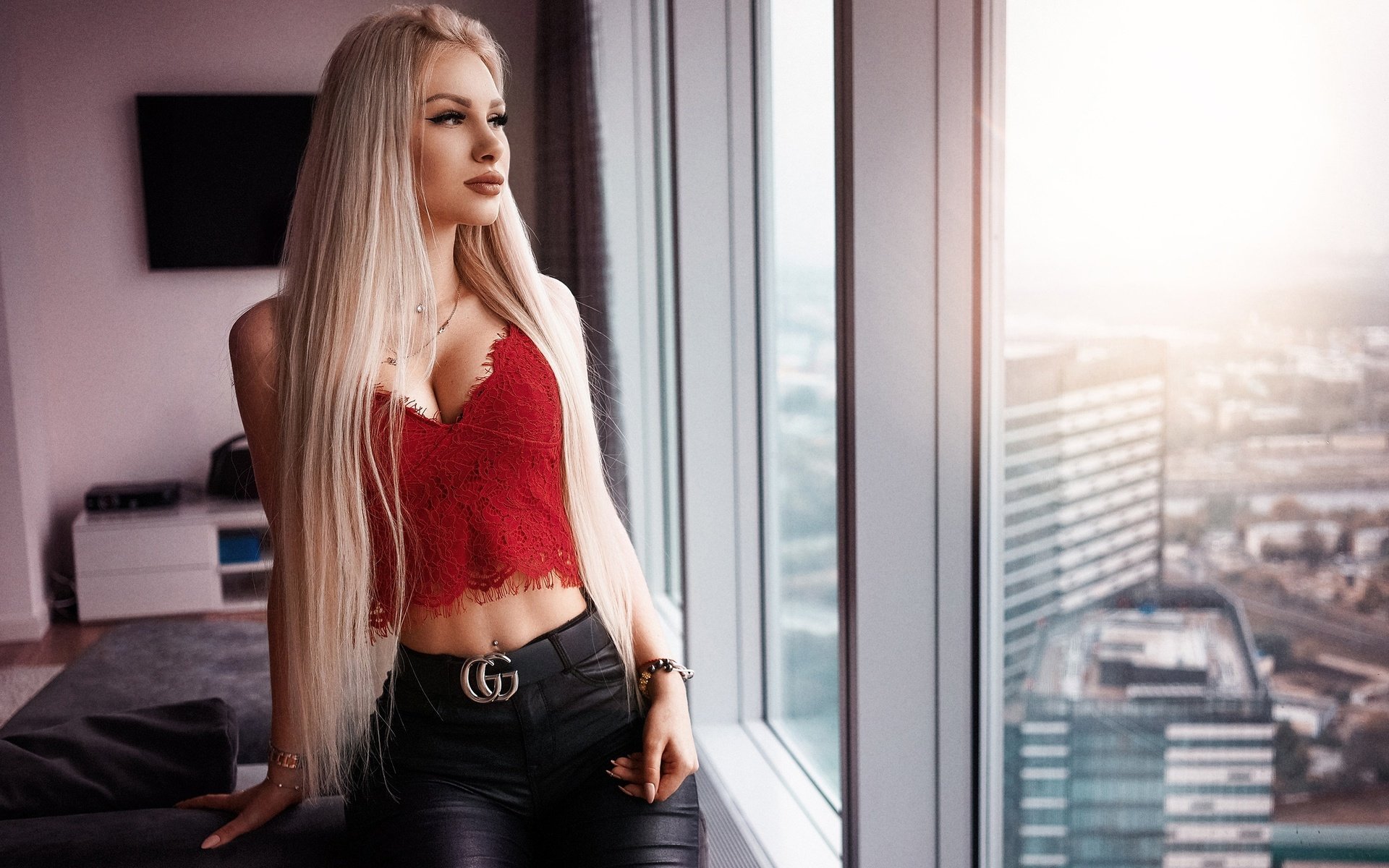 Блондинка с длинными волосами показывает свою мастурбацию и соло программу