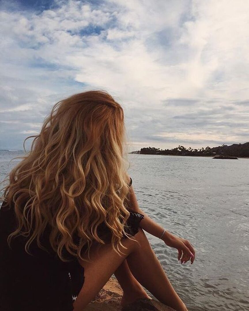 Девушка с длинными волосами на море