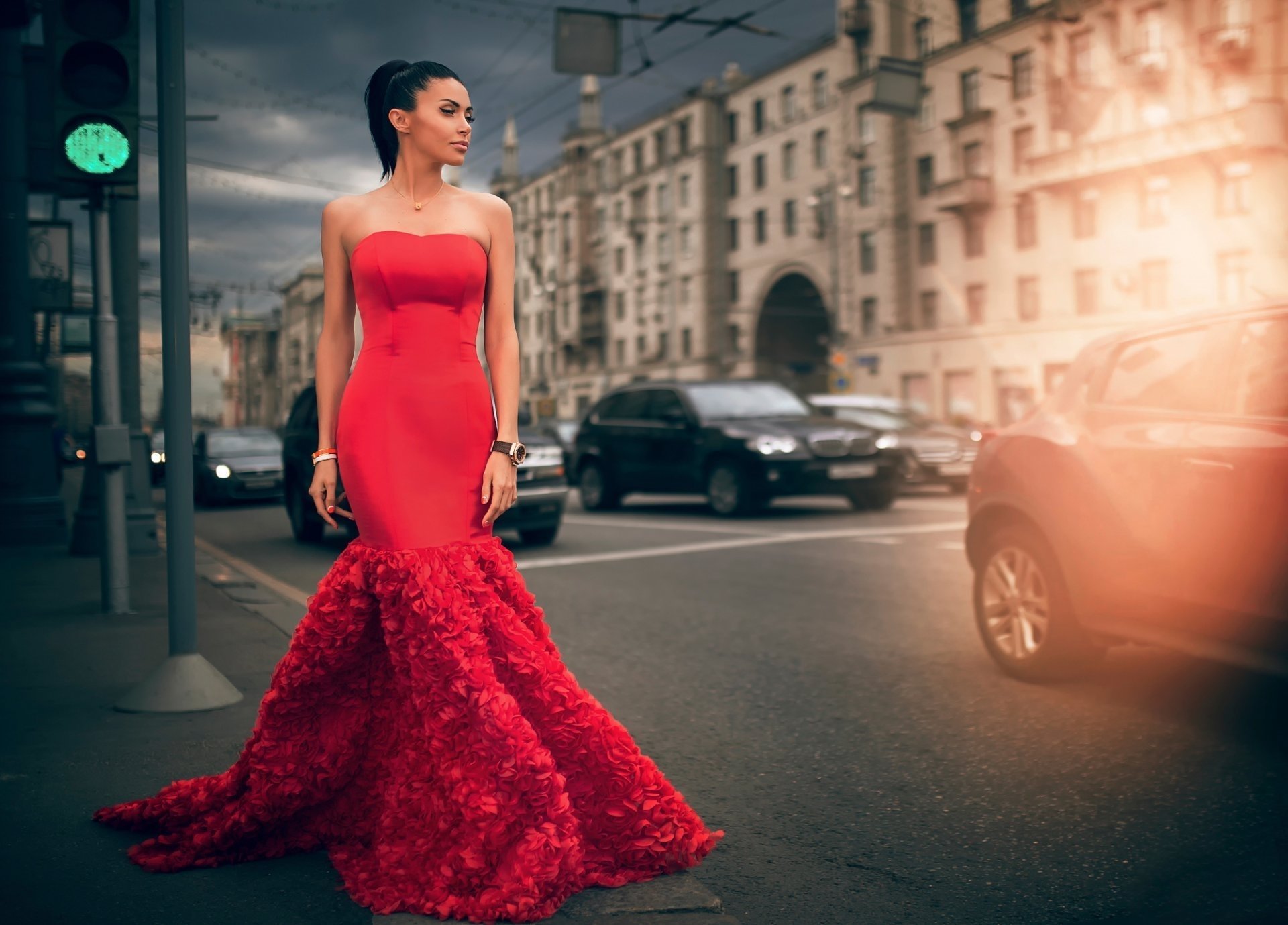 Девушка В Красном Платье На Улице