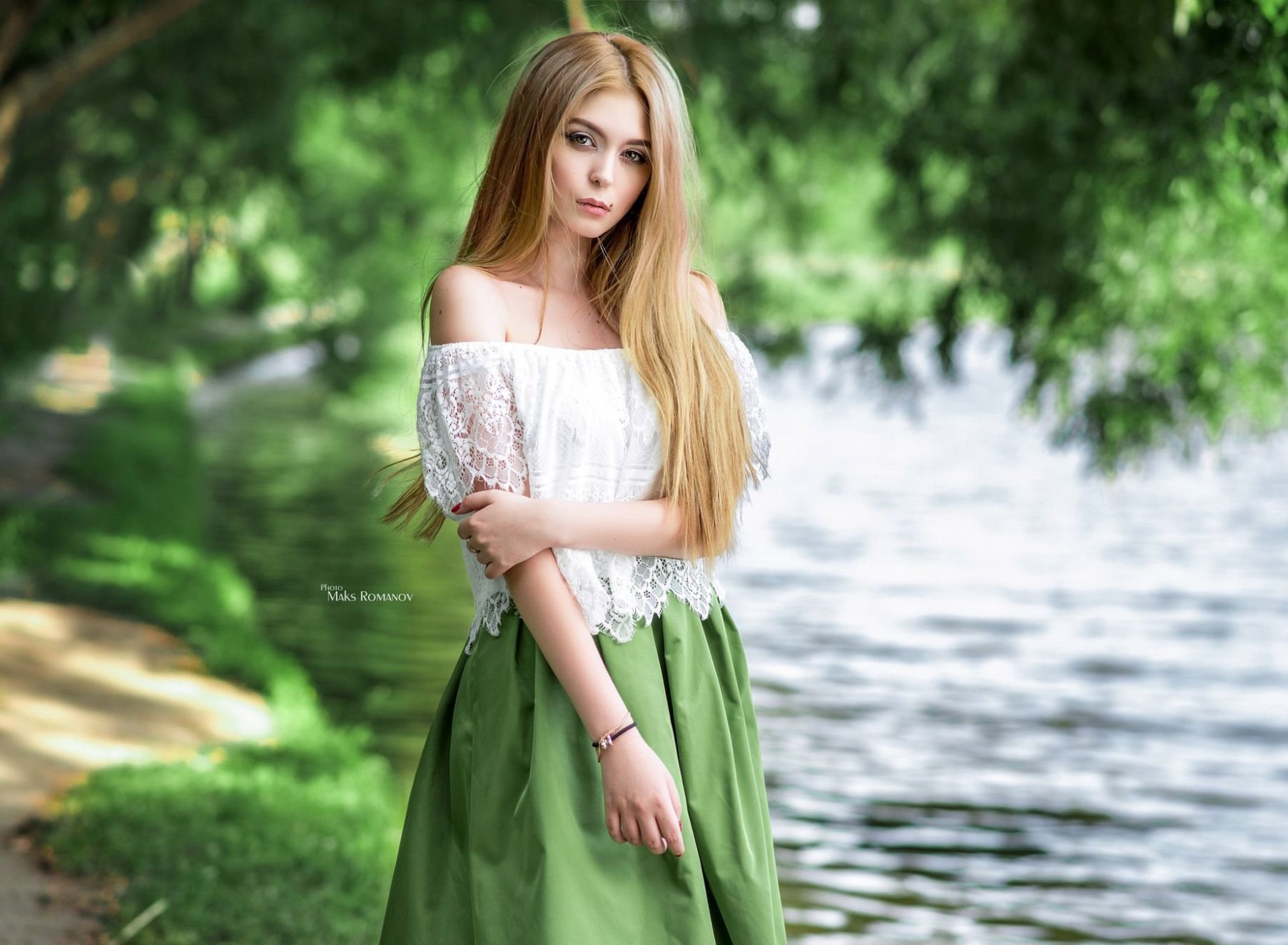 Фото молодой блондинки в коротком зеленом платье