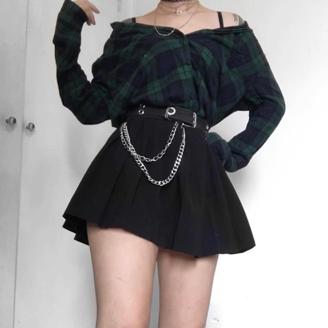 Короткая чёрная юбка на голой девушке фото