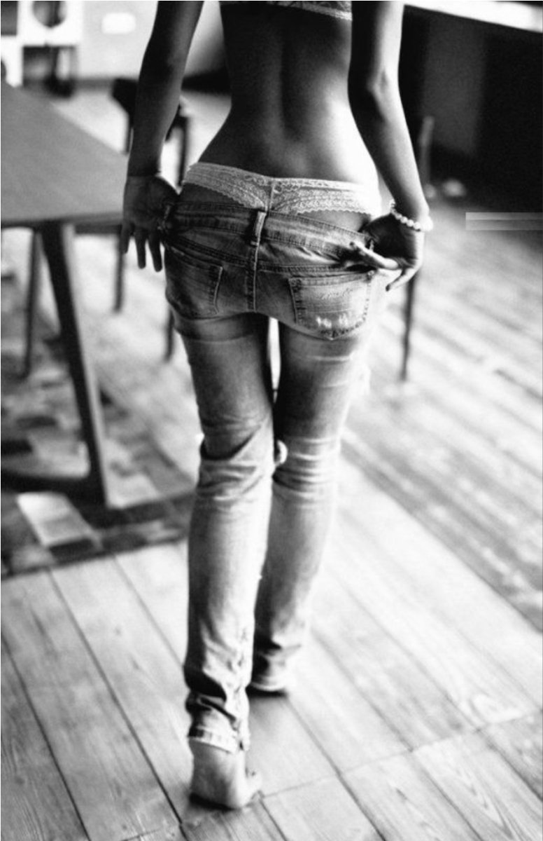 Девушка снимающая джинсы на столе