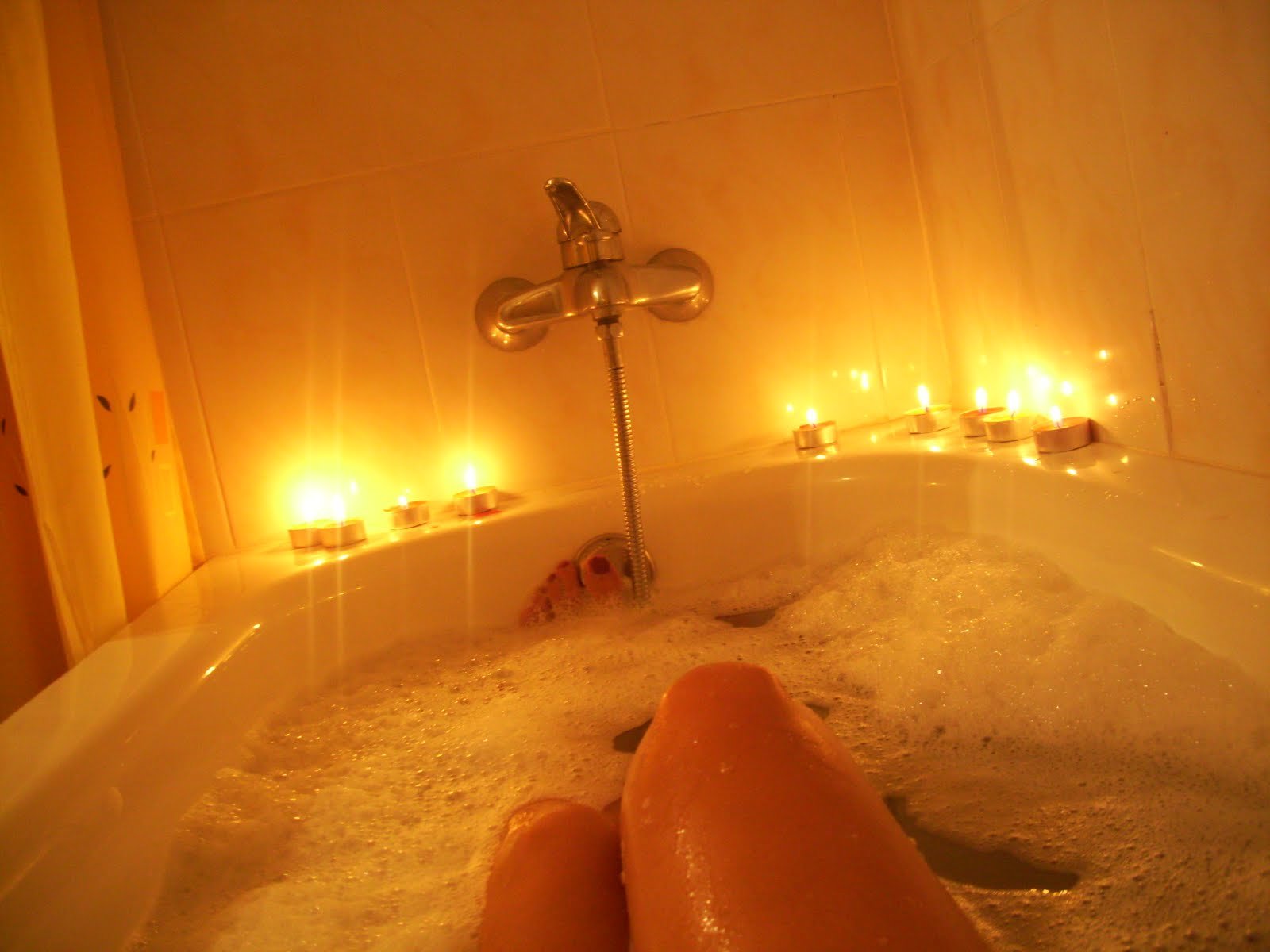 Фото рыжей в ванне джакузи с пеной