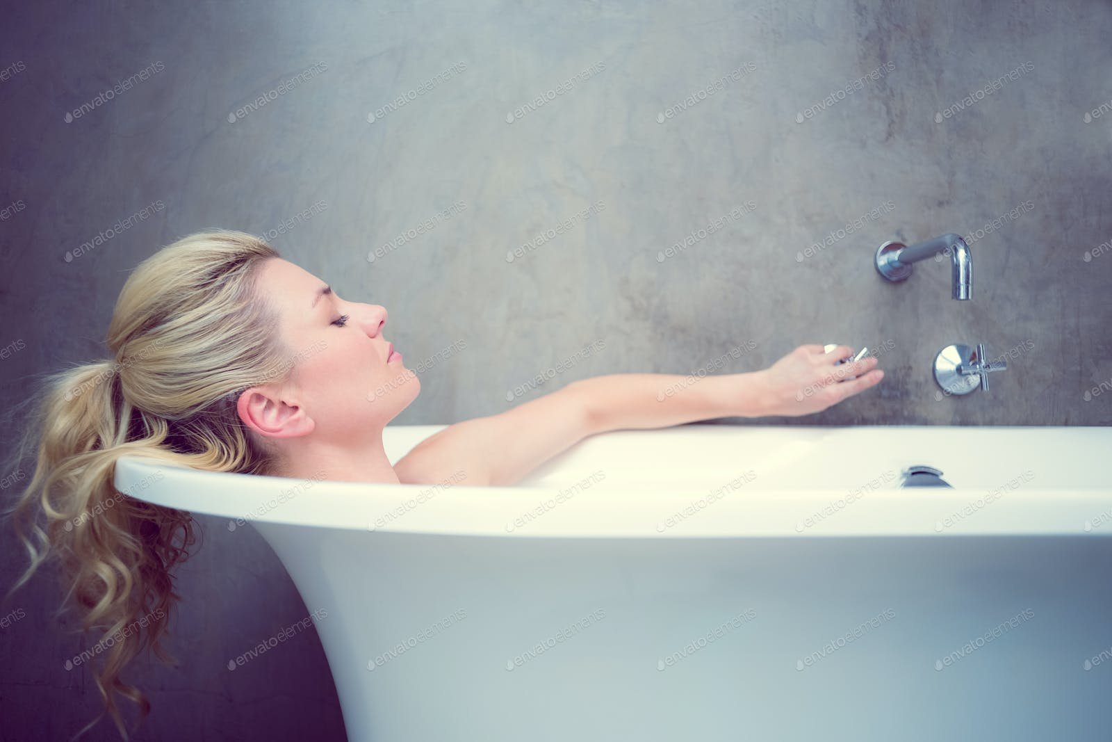 Блондиночка в ванной - 5 фото