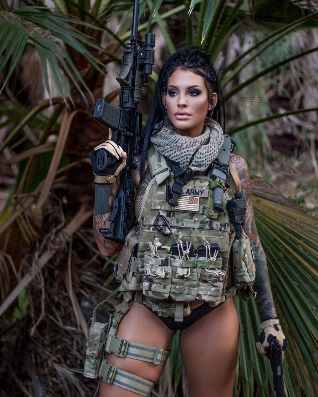 Грудастая девушка в военной форме 