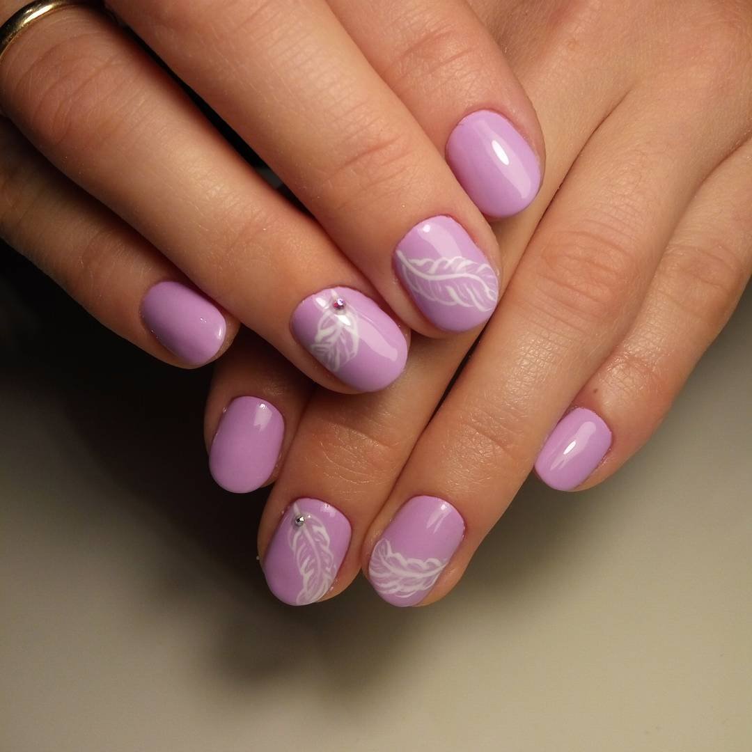Нежно сиреневые ногти. Фиолетовый маникюр. Маникюр сиреневый с розовым. Маникюр фиолетовый с розовым. Сиреневый маникюр на короткие ногти.