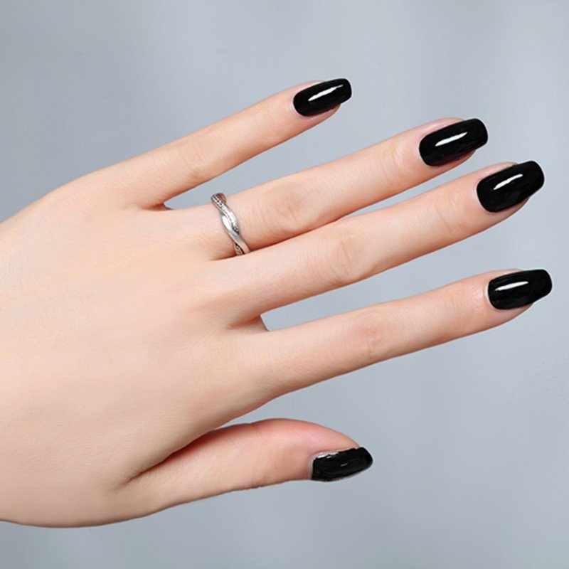 Светоотражающие ногти черные. Черный маникюр. Черные круглые ногти. Маникюр с чёрным цветом. Черный маникюр круглый.