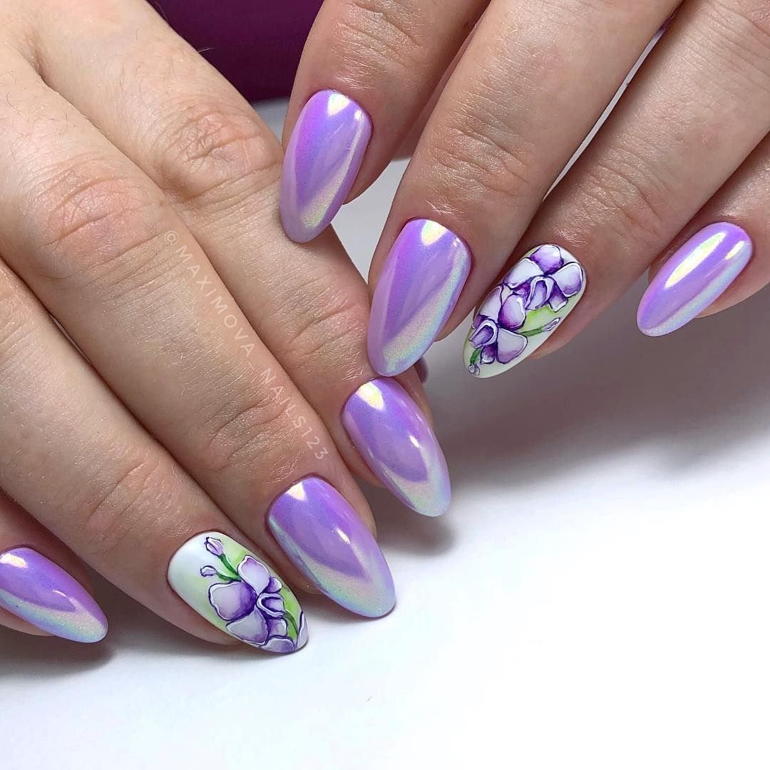 Дизайн ногтей новинки сиреневые. Фиолетовый маникюр. Сиреневые ногти. Фиолетовый маникюр с цветами. Сиреневая втирка маникюр.