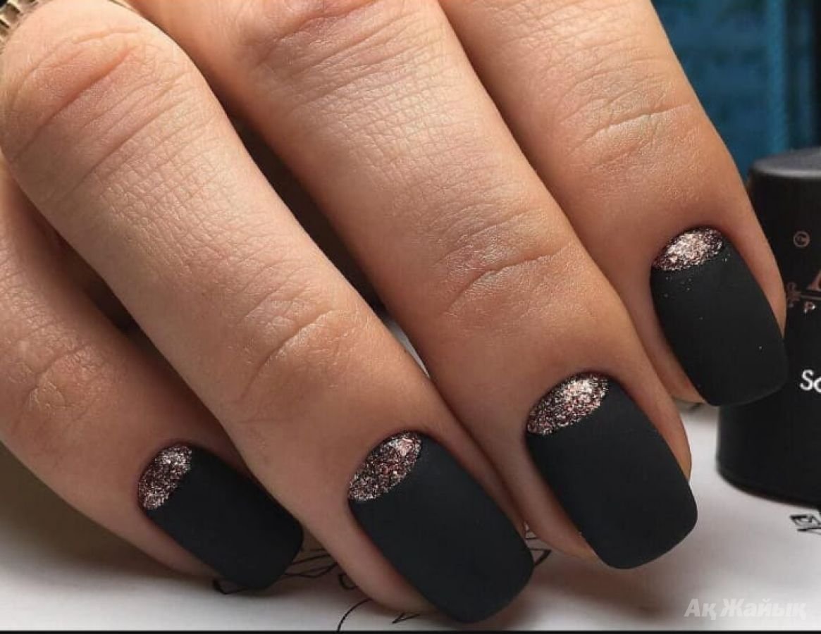 Дизайн черных ногтей матовый. Черные ногти. Темный маникюр. Красивый черный маникюр. Ногти темные.