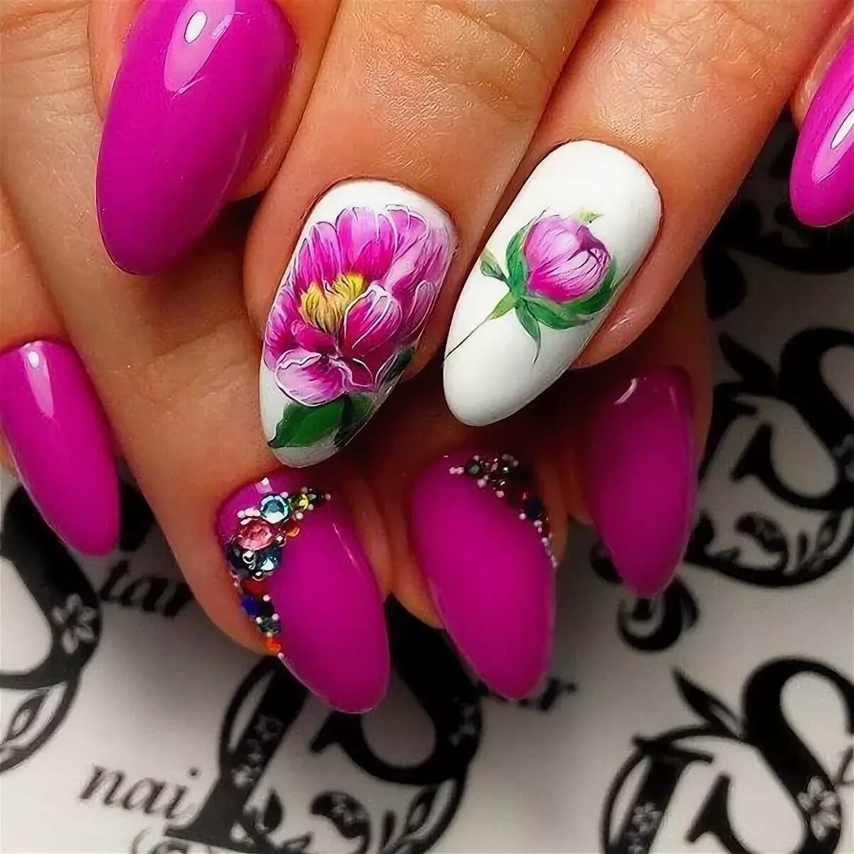 Красивый маникюр на весну фото. Ногти миндаль 2021фуксия. Цветы на ногтях. Ногти с цветами. Красивые яркие ногти.