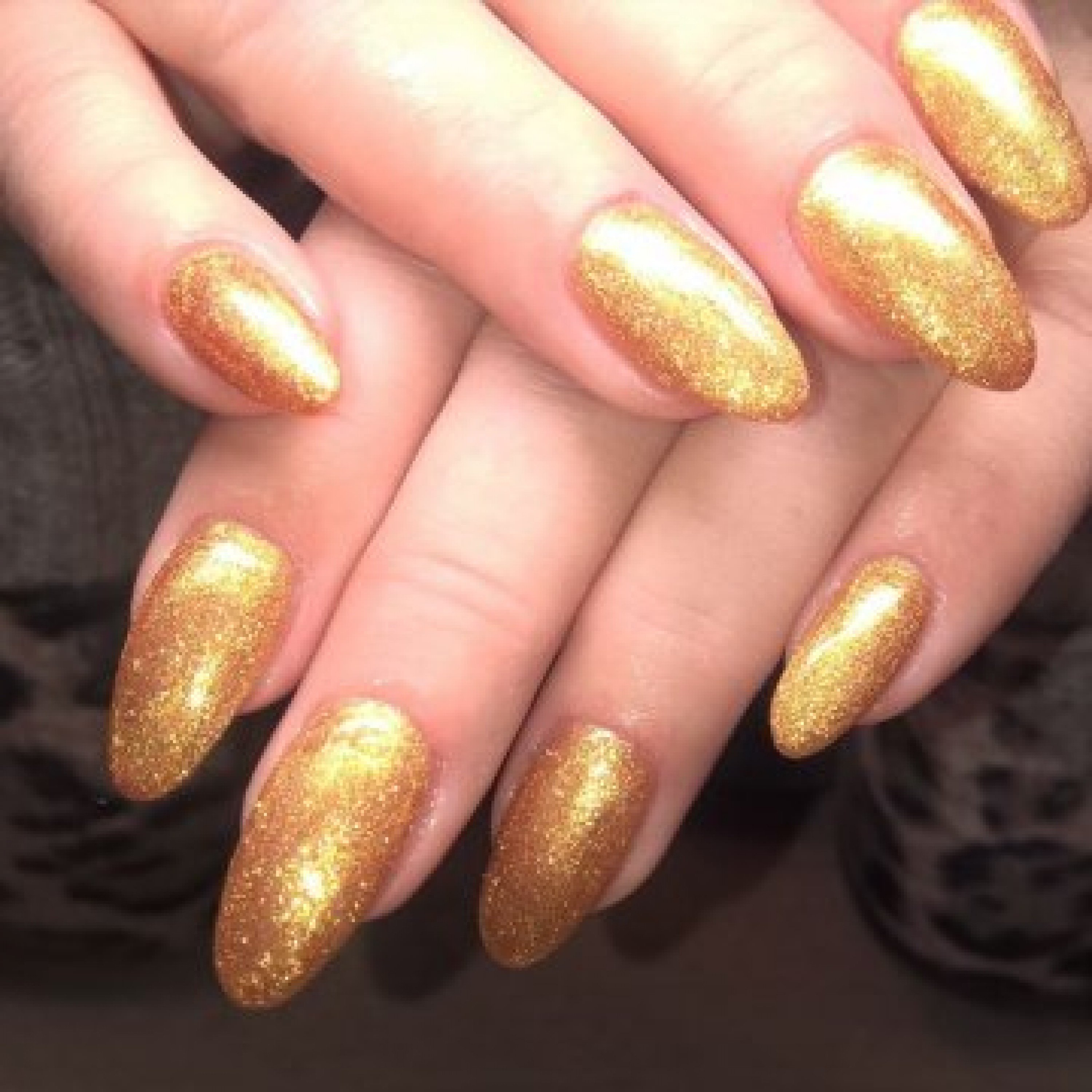 Дизайн ногтей золотом цвете. Золотой Шиммер маникюр. Золотые ногти. Маникюр золото. Маникюр в золотистых тонах.