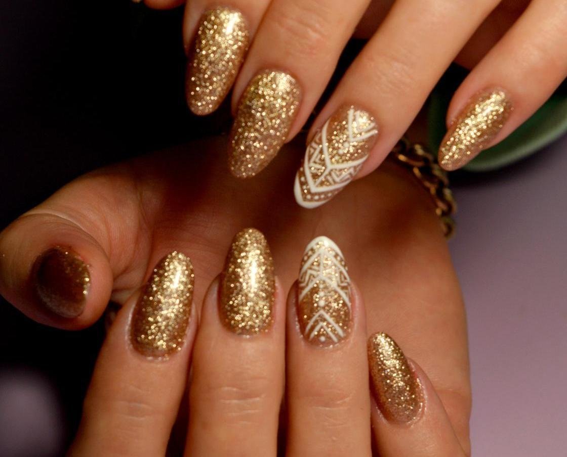 Ногти золотые новинки. Золотые ногти. Самые красивые ногти золотые. Маникюр золотые блестки. Ногти с золотыми блестками.