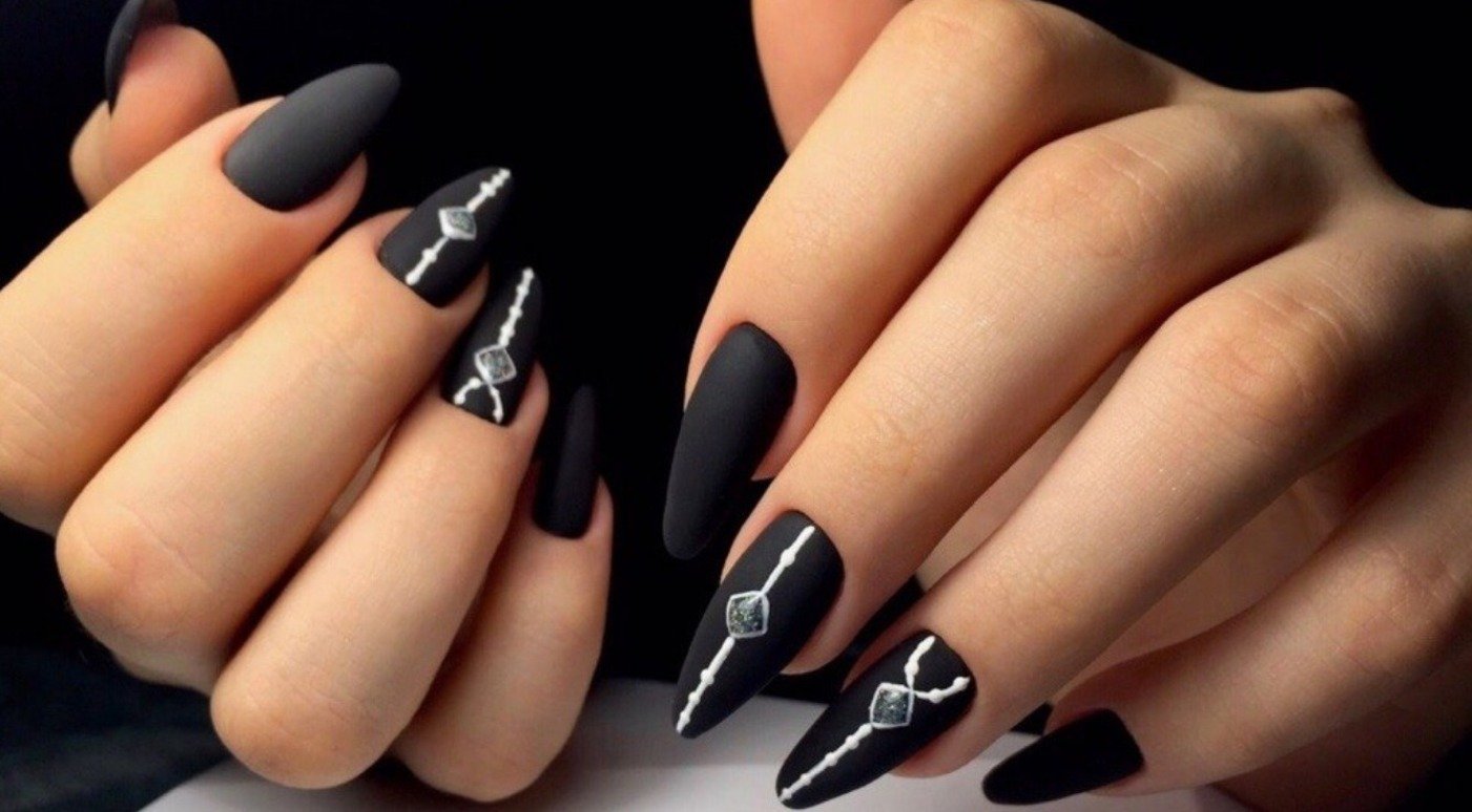 Черные ногти наращивание. Черные ногти. Темный маникюр на длинные ногти. Красивый черный маникюр. Наращивание ногтей черные.