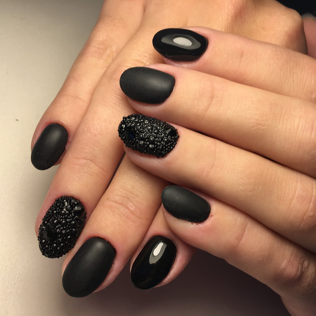 Средние черные ногти. Черный маникюр. Красивый черный маникюр. Ногти темные. Черные матовые ногти.
