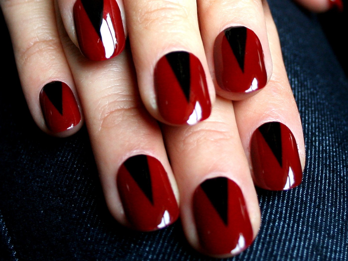 Фото ногтей красные с черным. Красные ногти. Маникюр черно красный. Черно красные ногти. Красивый маникюр красный с черным.