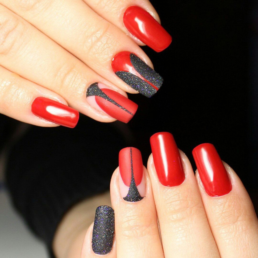 Ногти красно черном цвете. Маникюр красный с черным. Красные ногти. Маникюр черно красный. Черно красные ногти.