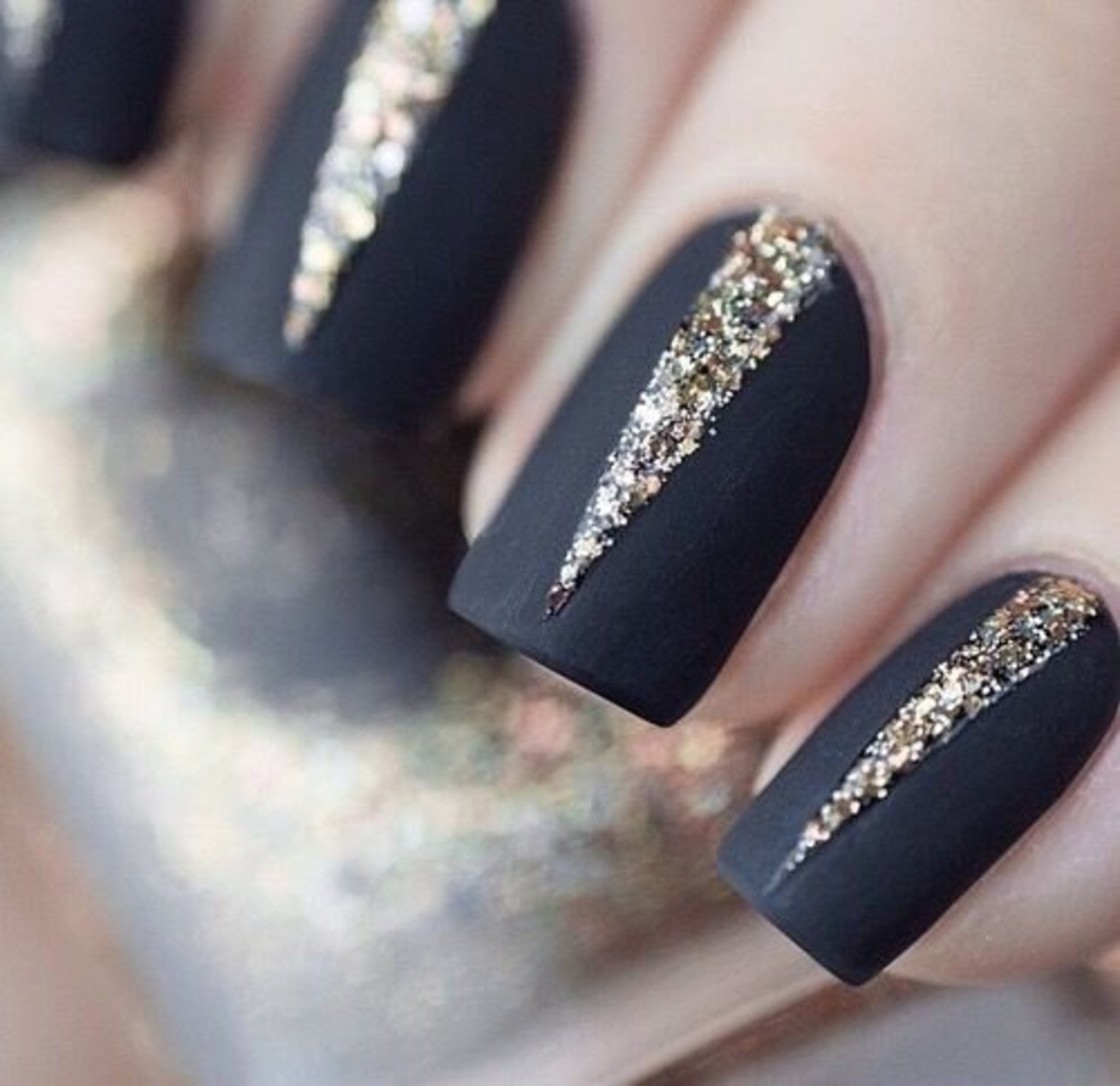 Дизайн черных ногтей матовый. Шикарные ногти. Черные ногти с блестками. Маникюр чёрный с золотом. Черно-золотой маникюр.