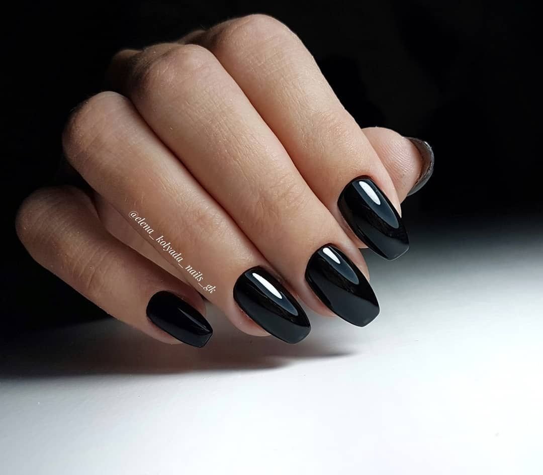 Средние черные ногти. Черные средние ногти. Ногти темные. Чёрный маникюр на средние ногти. Черные ногти средней длины.