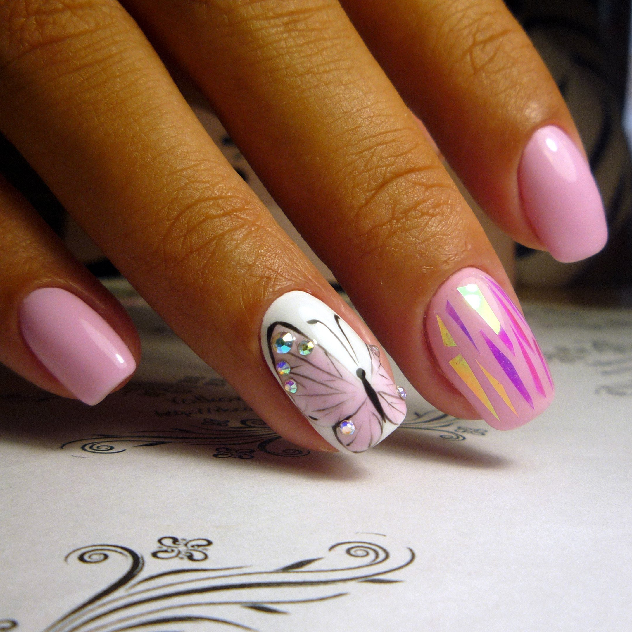 Розовые ногти с бабочками