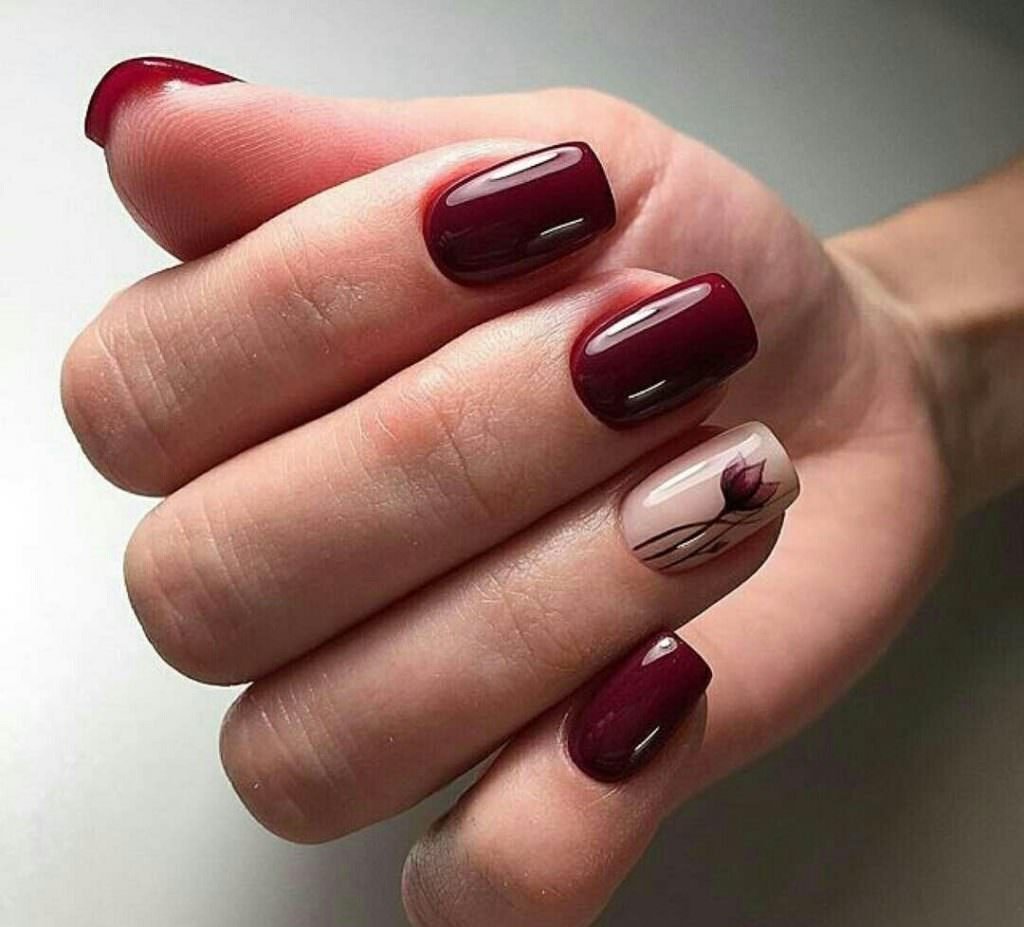Бордовые ногти с цветами
