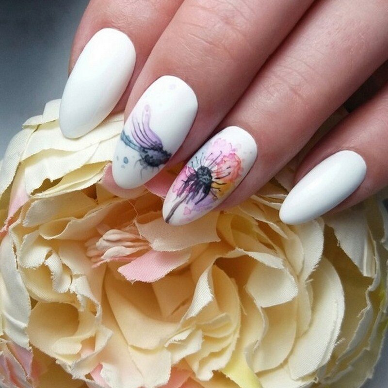 Белый весенний маникюр. Маникюр ч цветами. Ногти с цветочками. Цвет ногтей. Красивый маникюр с цветами.
