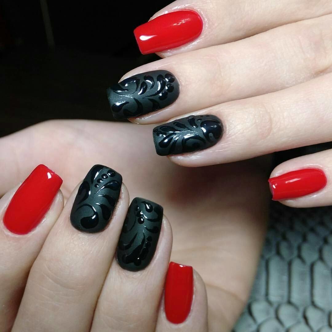 Фото ногтей красные с черным. Маникюр красный с черным. Ногти красные с черным. Черно красные ногти. Маникюр черно красный.