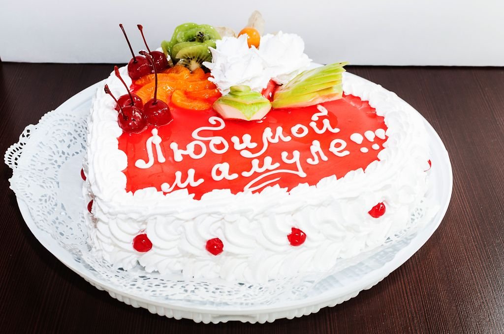 Юбилей мамы в домашних условиях. Торт для мамы. Красивый торт для мамы. Торт маме на день рождения. Праздничный торт для мамы.