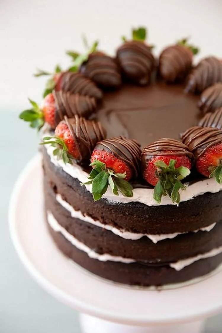 Торт из клубники в шоколаде. Шоколадный торт. Украшение торта. Торт с шоколадным декором. Шоколадный торт с клубникой.