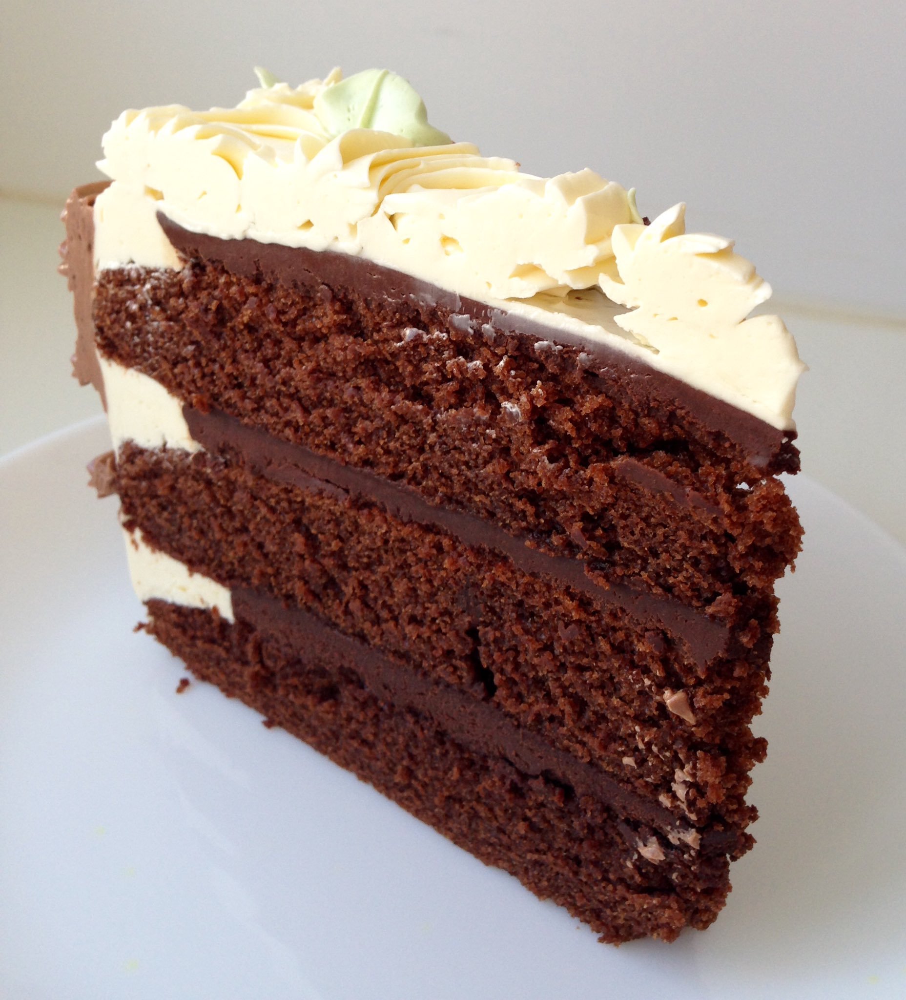 Бисквит бело шоколадный. Шоколадный бисквит. Бисквитный торт. Бисквитный торт с шоколадным кремом. Шоколадный бисквит для торта.