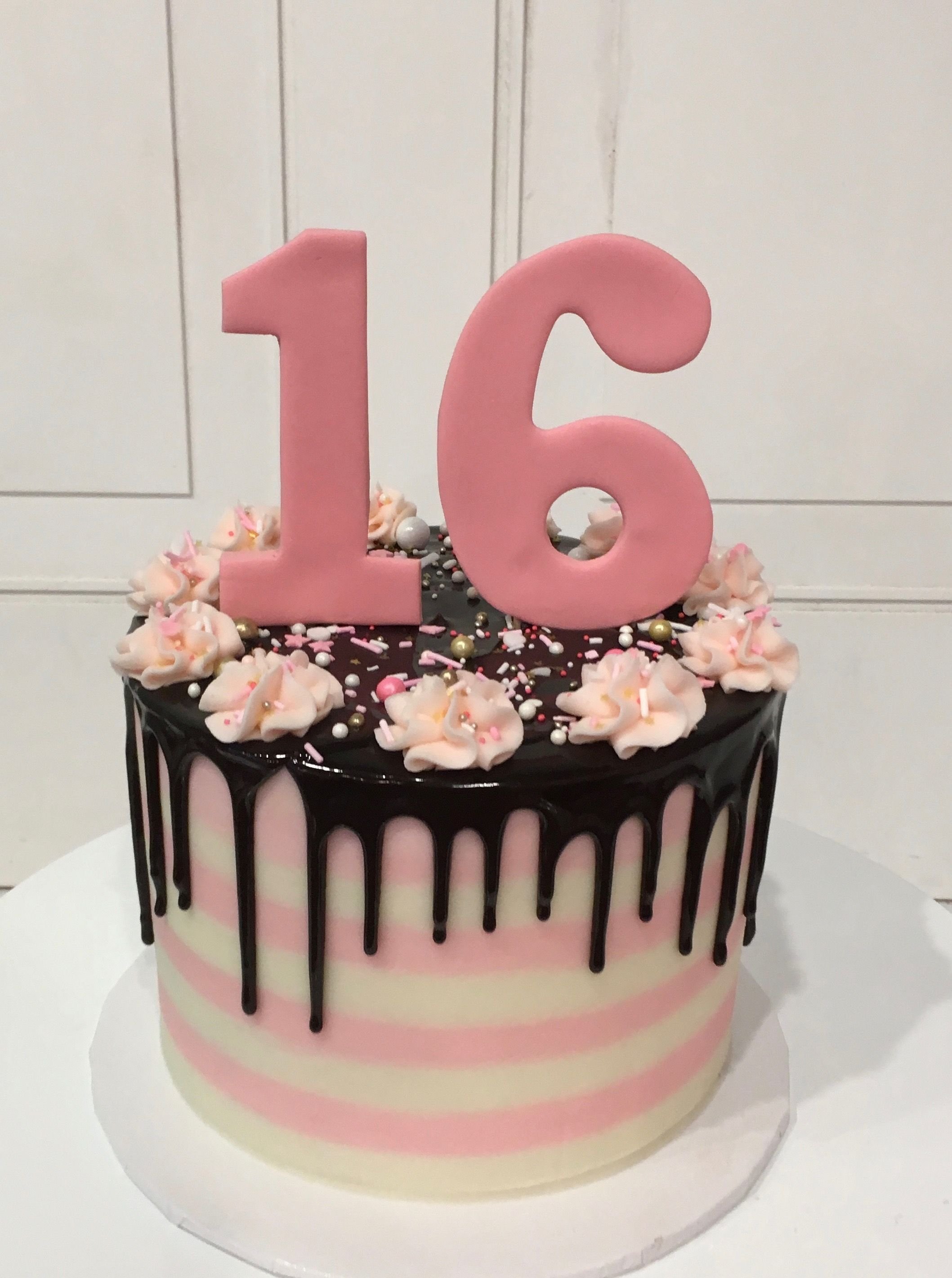 Торт девушке на 21. Торт на 16 лет девочке. Украшение торта для девочки. Украшение торта для девочки 16 лет. Красивые торты на день рождения 13 лет.