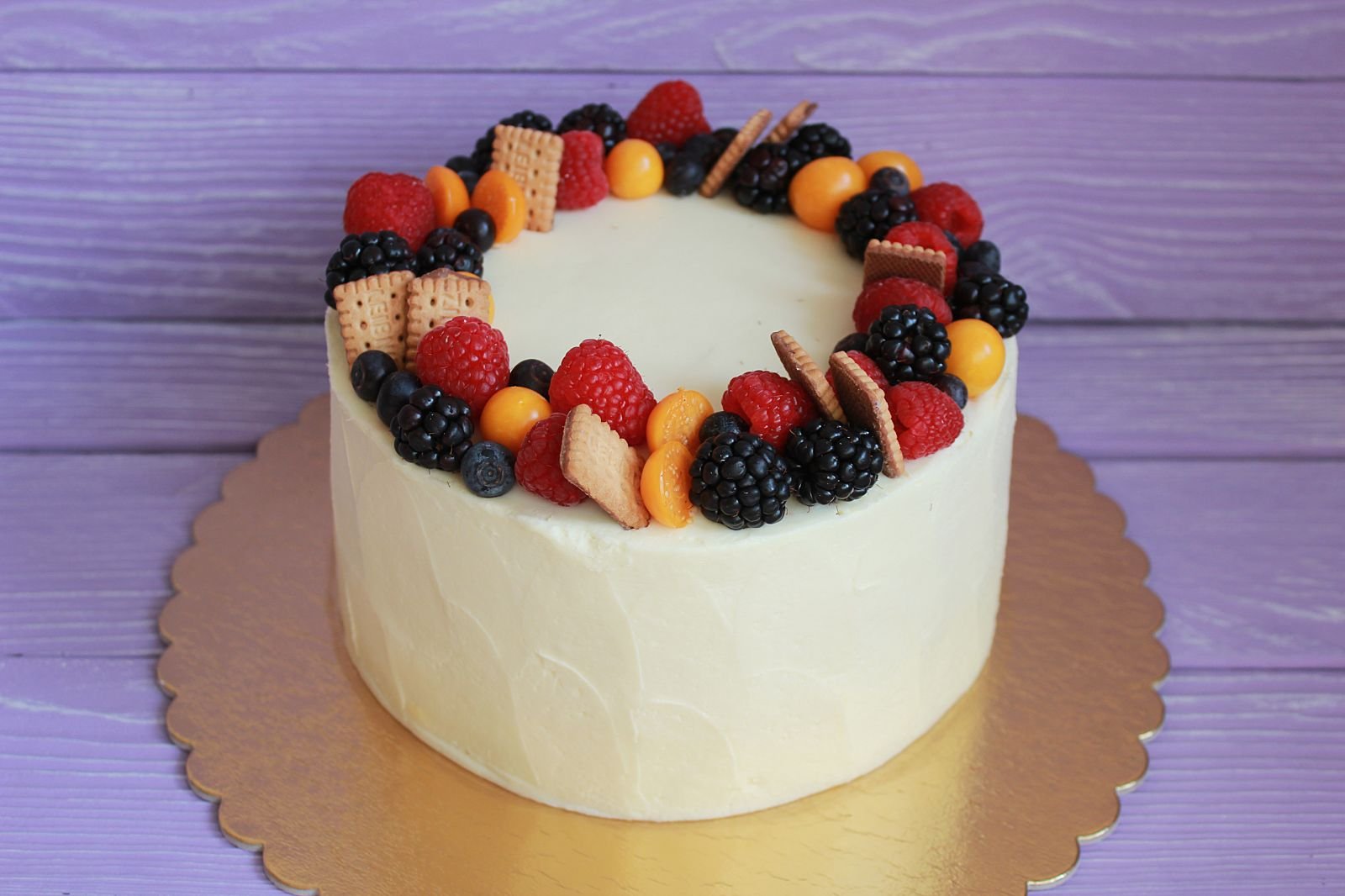 Легкие и доступные торты. Украшение торта. Украшение торта фруктами. Украшение торта ягодами. Торт с фруктами и ягодами.