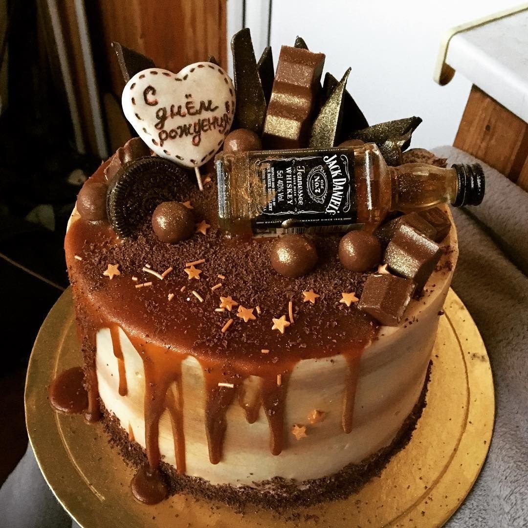 Прикольный тортик мужу. Мужской торт. Торт с днем рождения!. Декор шоколадного торта для мужчины. Торт для мужчины на день рождения.