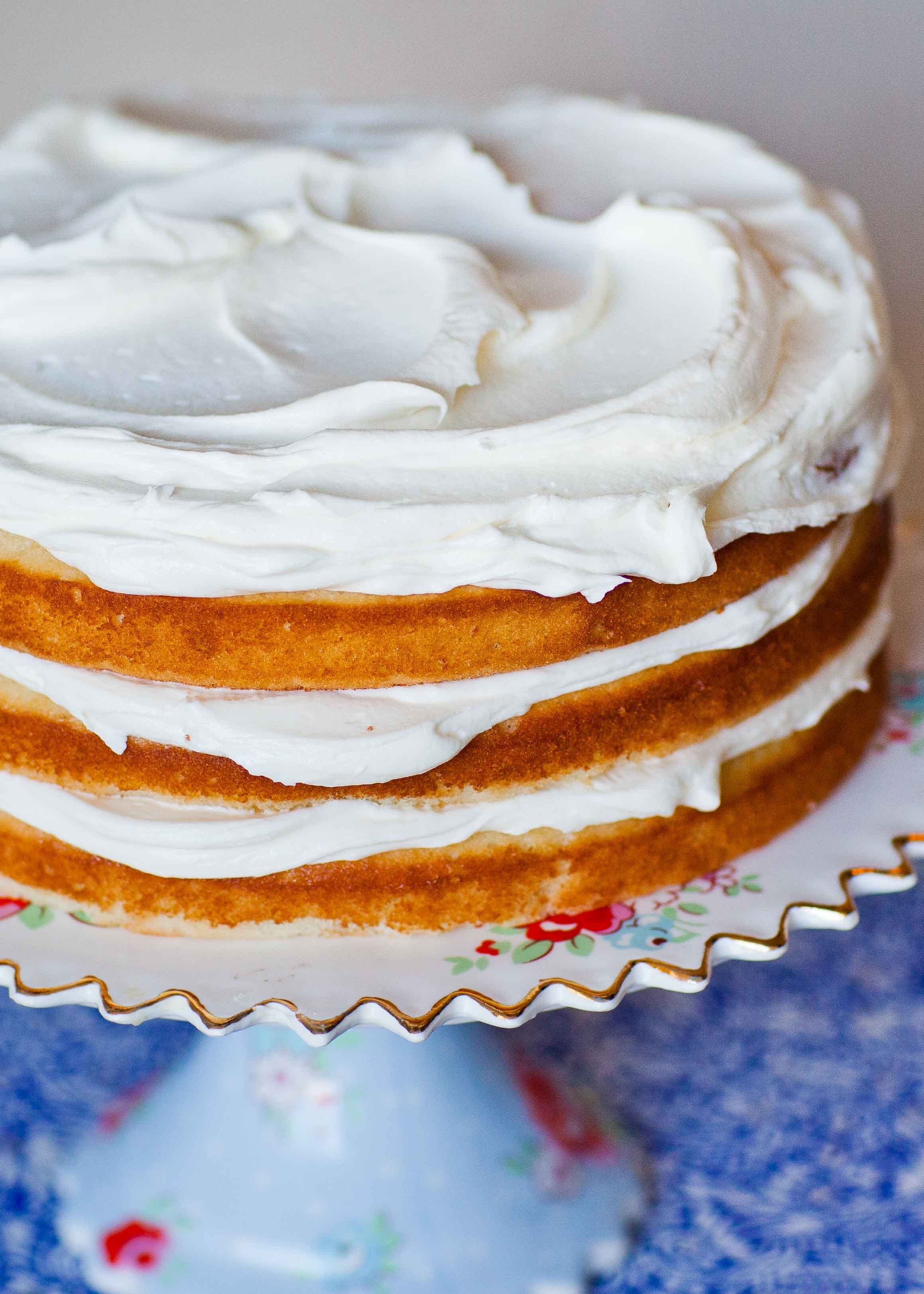 Бисквит из сметаны и сгущенки. Ванилла кейк. Торт сметанник бисквитный. Крем для бисквитного торта. Воздушный крем для торта.