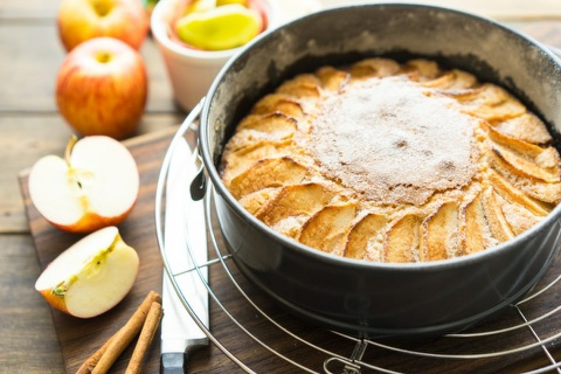 Рецепты приготовления легких пирогов. Яблочный пирог. Яблочный пирог с корицей. Шарлотка с яблоками. Пирог с яблоком и корицей.