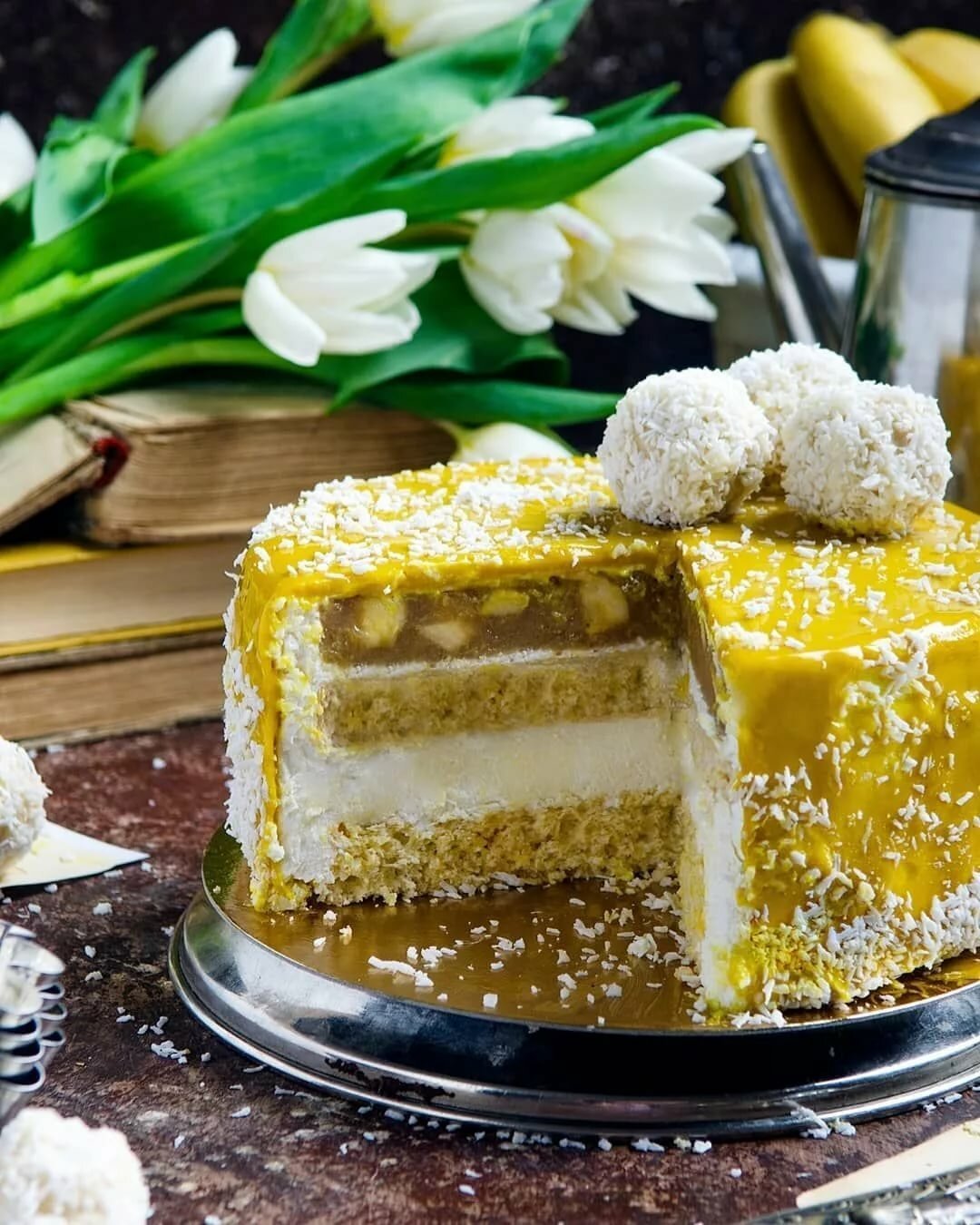 Рецепты торт с золотом. Торт маковый бисквит лимонный курд. Торт банан Кокос. Маковый бисквит с лимонным курдом. Маковый торт с лимонным курдом.
