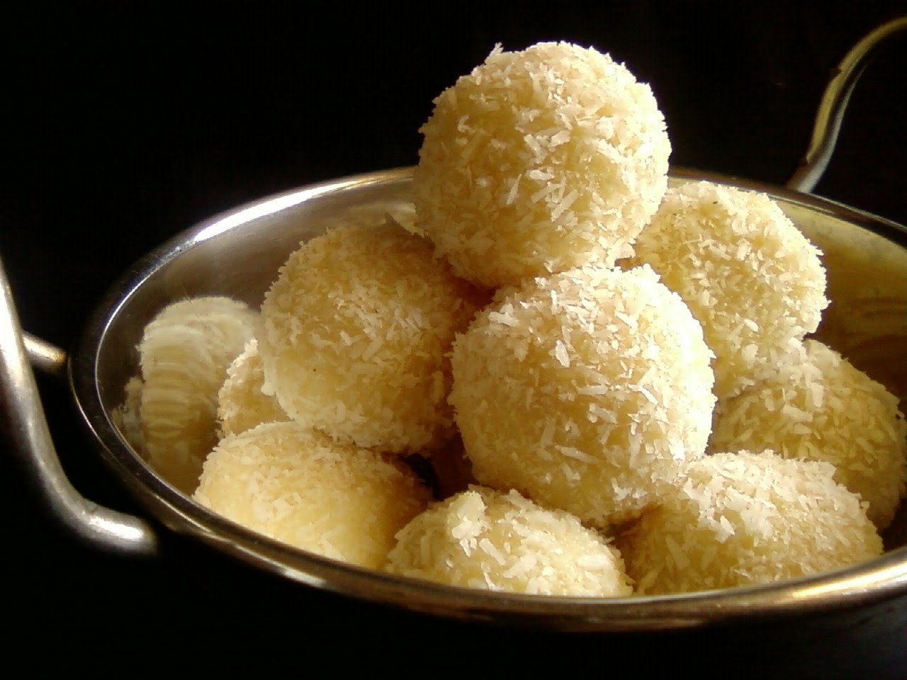 Sweet dish. Коконат Ладду. Ладду индийские Десерты. Ладду восточные сладости. Сладкие шарики Индия Ладду.