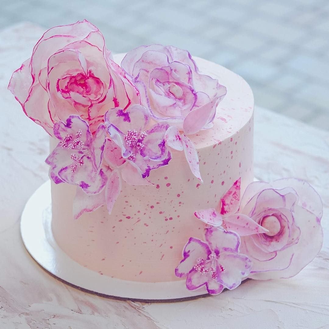 Украшения из вафельной бумаги. Торт с цветами. Торт с вафельными цветами. Декор торта цветами из вафельной бумаги. Вафельный цвет.