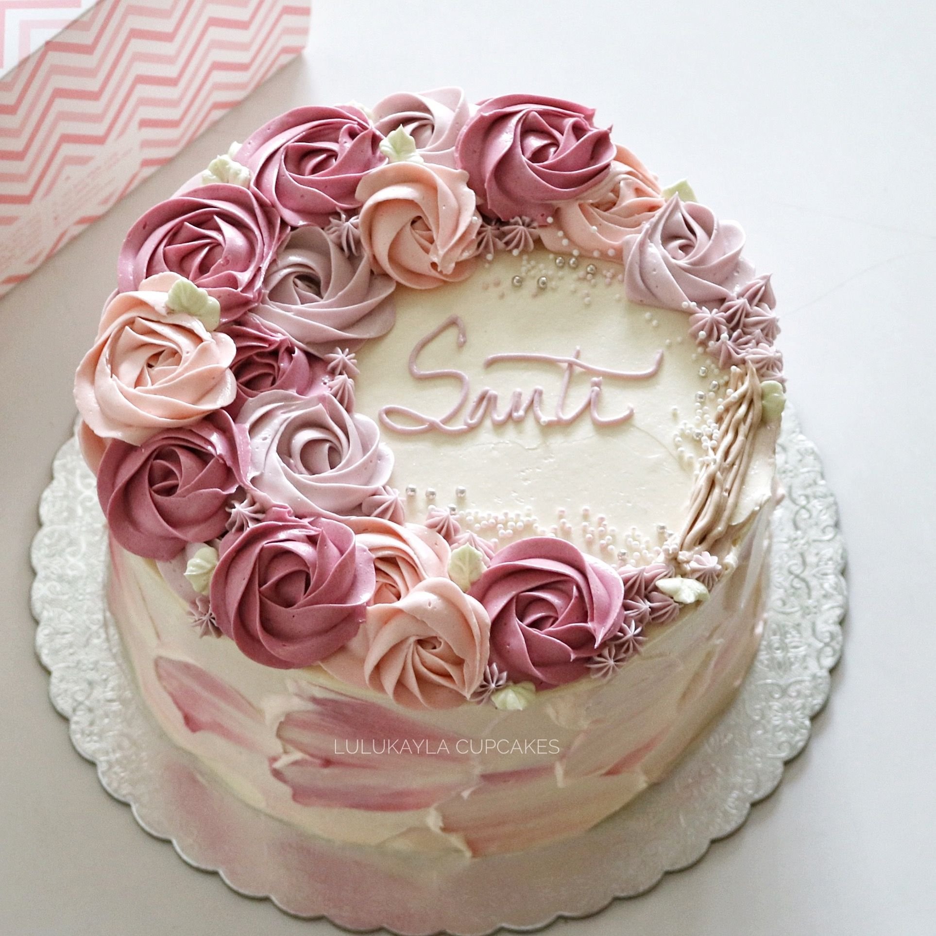 Торт на юбилей женщине без. Торт кремовый. Торт с кремовыми цветами. Торт с розочками. Торты смцветами ТЗ крема.